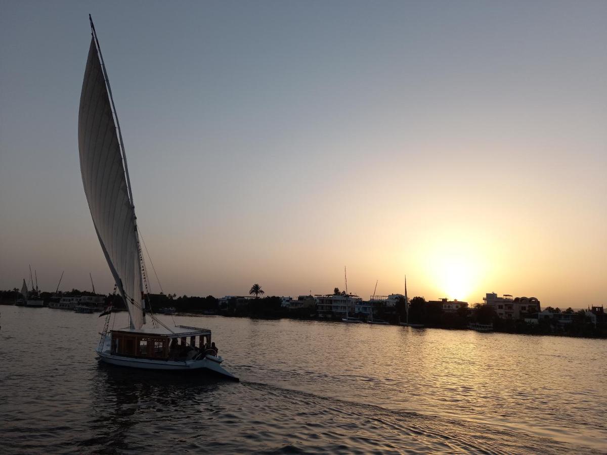Nile Sunrise Felucca Boat Private Rental Luxor Ngoại thất bức ảnh