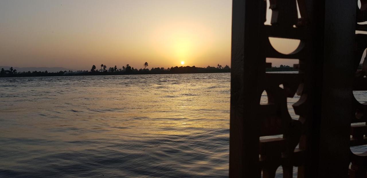 Nile Sunrise Felucca Boat Private Rental Luxor Ngoại thất bức ảnh